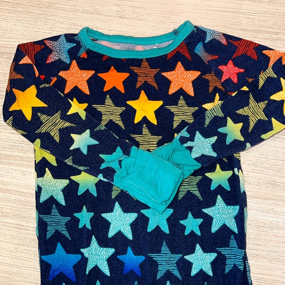 Little sleepies onesie - 12-18 months 🌟